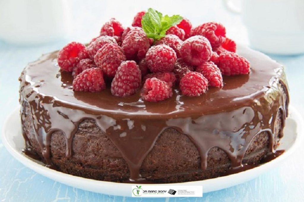 Pastel de chocolate con frutos rojos